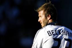 开云下载-天山雪莲绽放夏洛特，利拉德关键节点连续得分，新疆精神闪耀NBA赛场