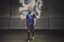 开云官方app入口-绝境雄鹿逆风翻盘，布克三分如雨点燃赛场