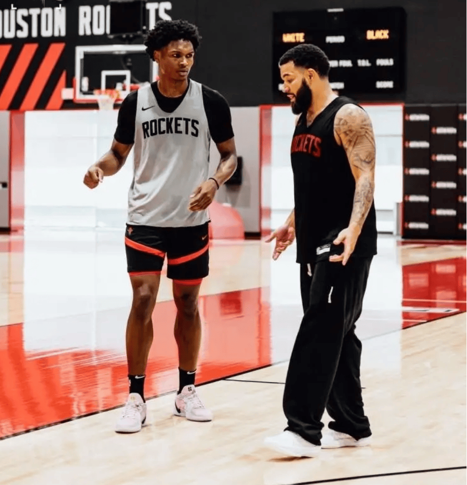 包含NBA球员突然合作外援，引发外界震惊的词条