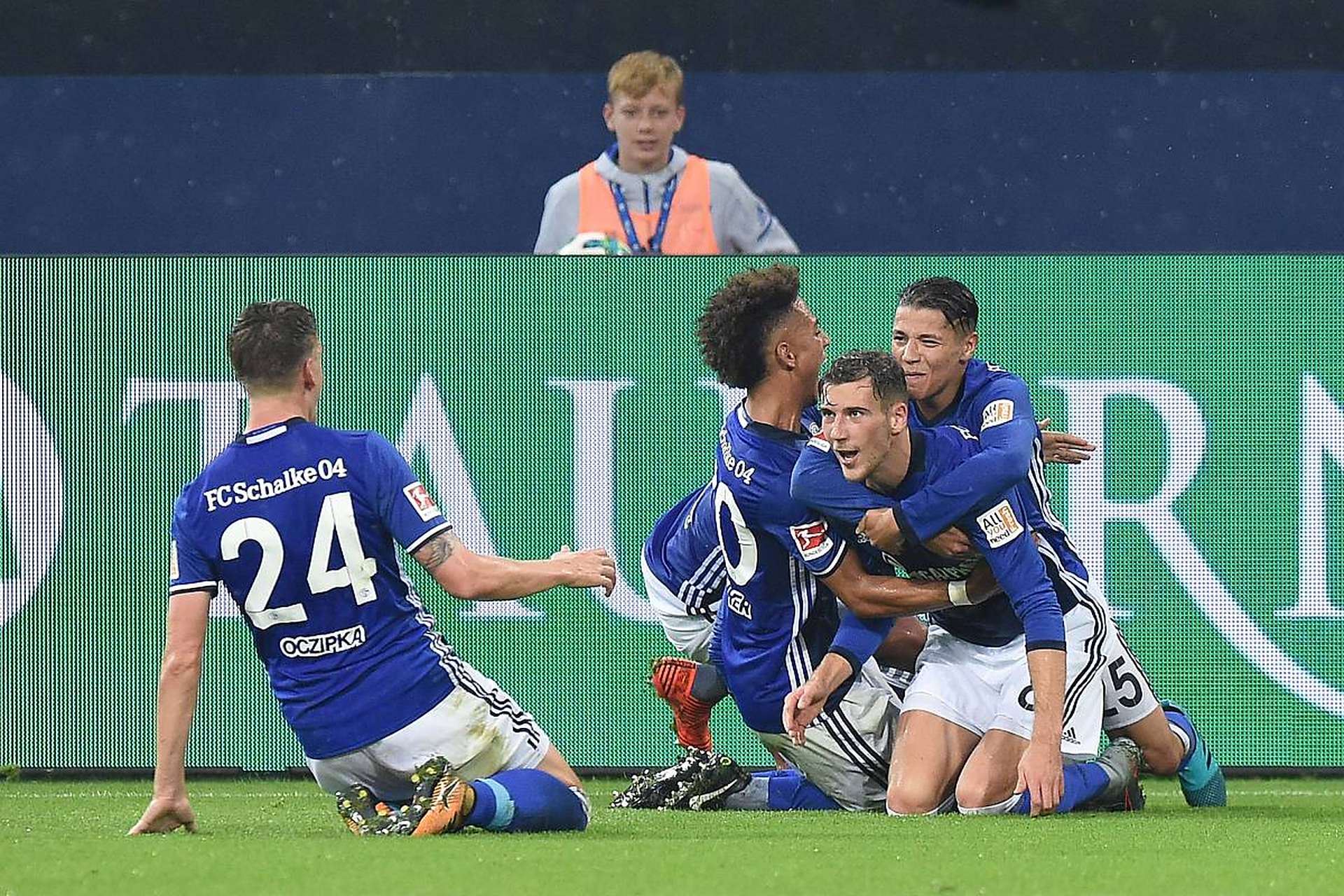 包含沙尔克与赫塔将在主场交锋，争夺胜利的词条