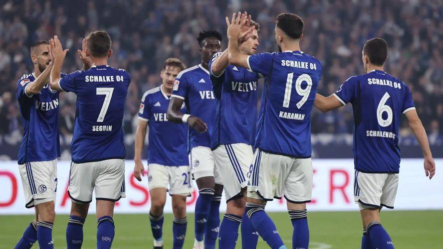 包含沙尔克与赫塔将在主场交锋，争夺胜利的词条