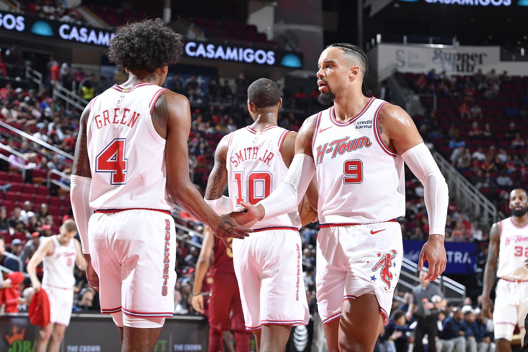 火箭完胜骑士，莫兰特点燃赛场的简单介绍